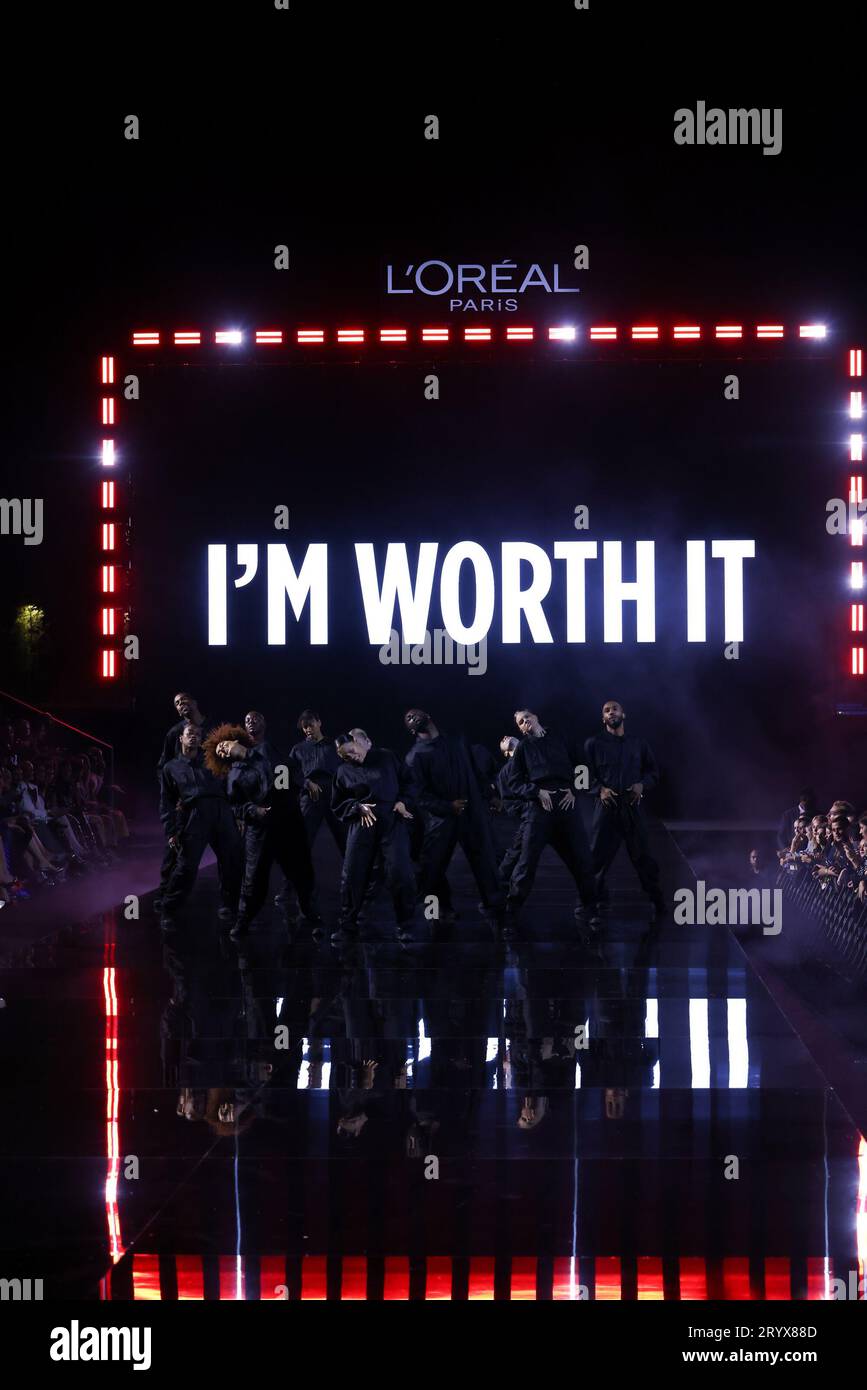 Paris, France. 01 octobre 2023. Le défilé l'Oréal Paris - marchez votre valeur pendant la Fashion week de Paris prêt à porter Printemps/été 2024 le 01 octobre 2023 à Paris, France. (Photo de Lyvans Boolaky/ÙPtertainment/Sipa USA) crédit : SIPA USA/Alamy Live News Banque D'Images