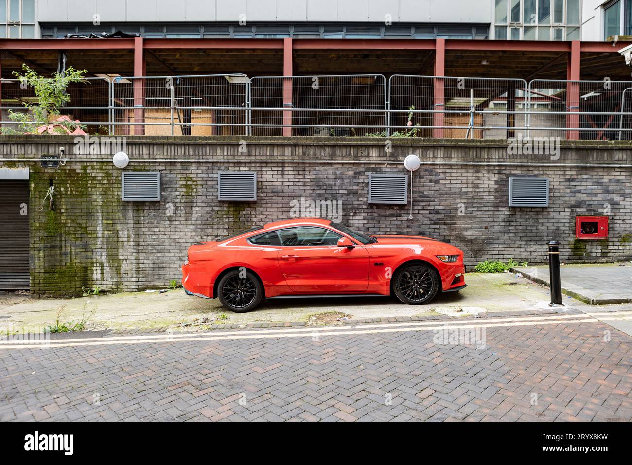 Liverpool, royaume-uni, 16 mai 2023 vue de la Ford Mustang GT 5,0 rouge garée dans une rue arrière urbaine Banque D'Images