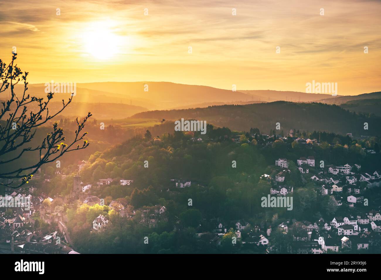Splendeur matinale à Taunus : un lever de soleil à couper le souffle sur les paysages pittoresques de la Hesse, allemande Banque D'Images Splendeur matinale à Taunus : un lever de soleil à couper le souffle sur les paysages pittoresques de la Hesse, allemande Banque D'Images