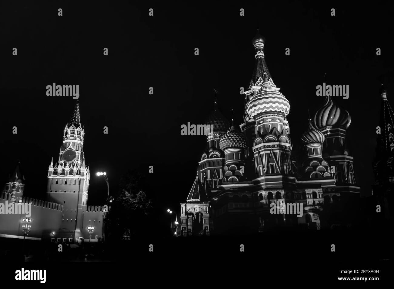La photo en noir et blanc de la tour Spasskaya du Kremlin de Moscou et de la cathédrale Saint-Basile sur la place Rouge en Russie. Banque D'Images