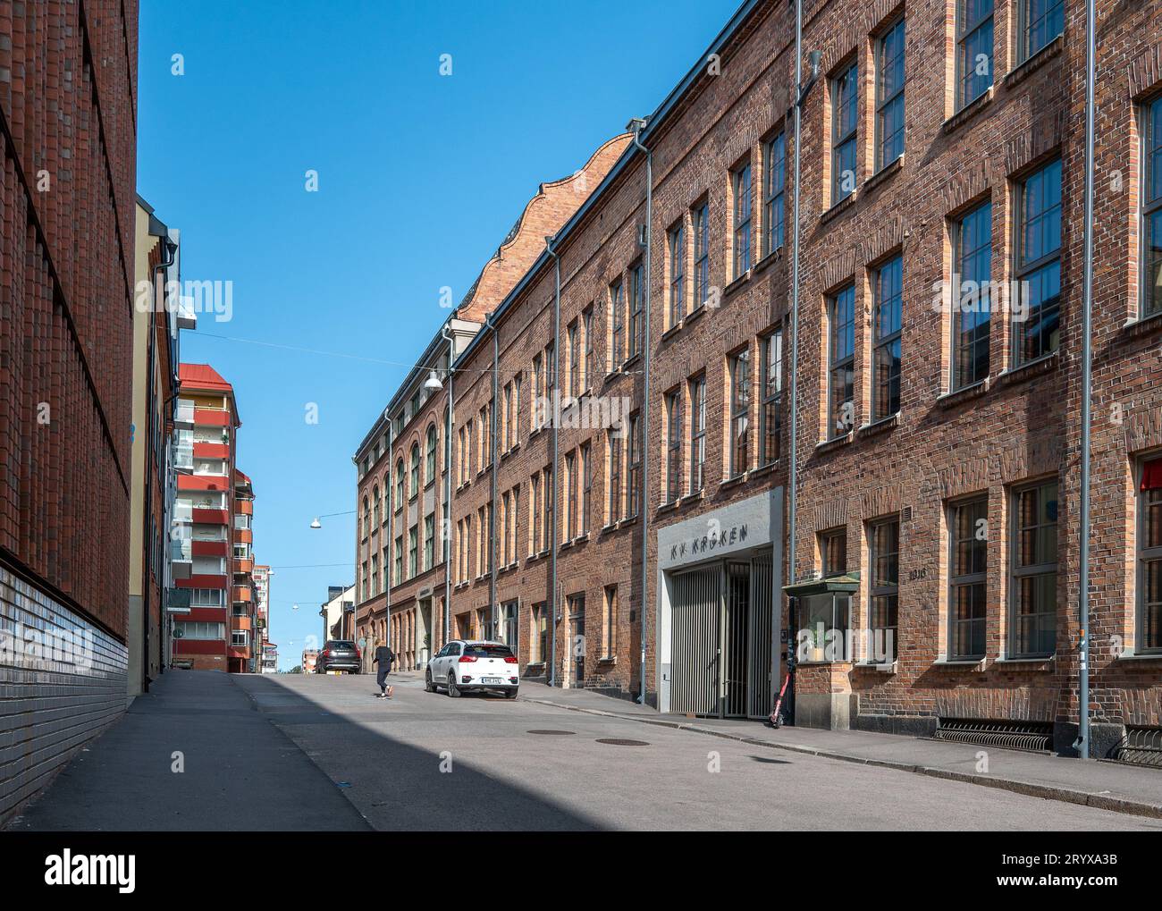 Garvaregatan est une vieille rue dans le paysage industriel de Norrköping, en Suède. La vieille usine de laine à droite a été réaménagée en condos. Banque D'Images