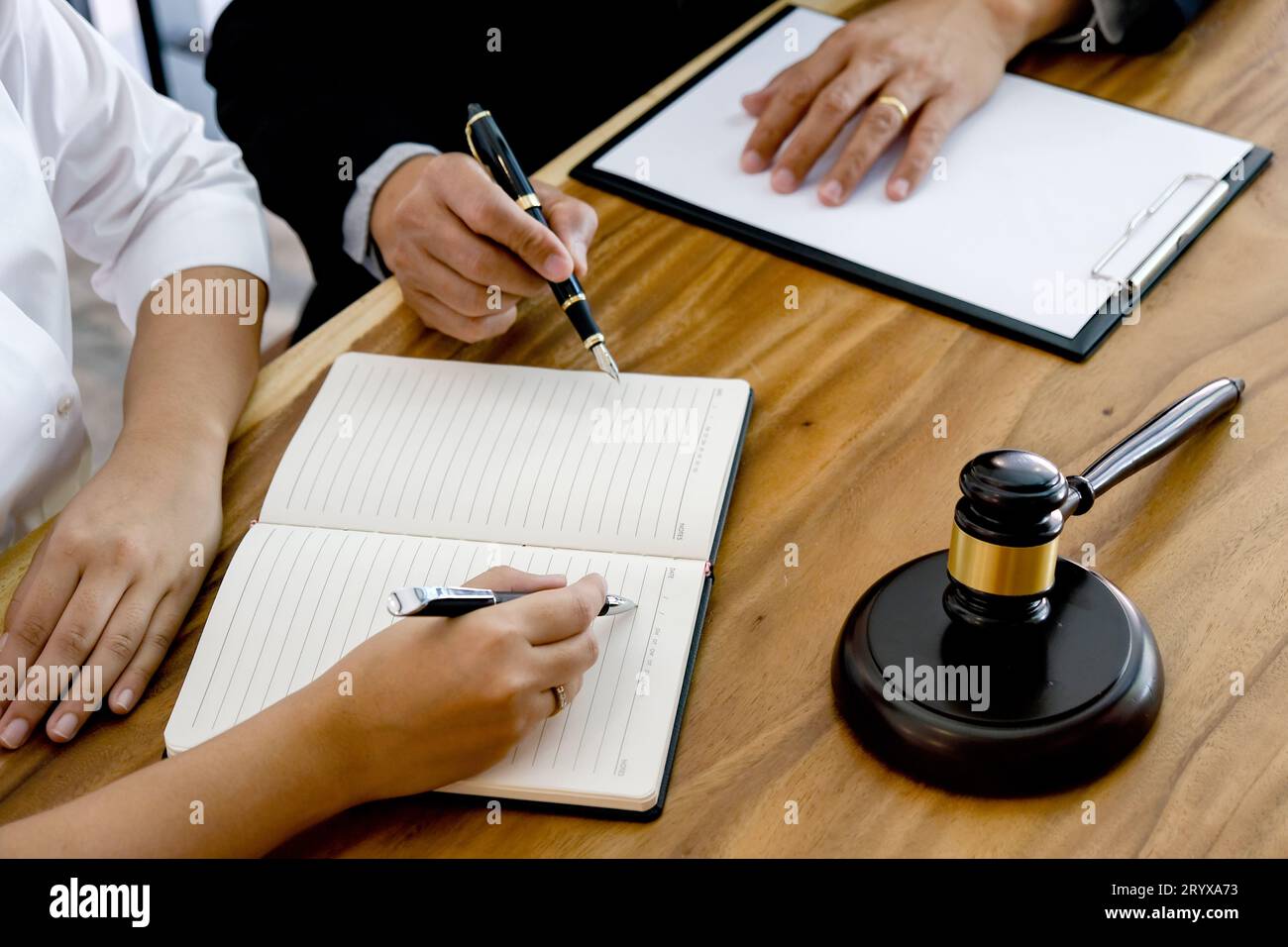 Avocat Conseiller juridique présente au client un contrat signé avec le marteau et le droit juridique. justice et avocat Partenariat d'affaires Banque D'Images