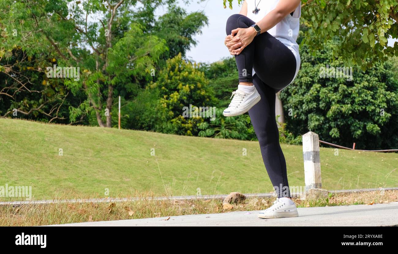 Jeune femme sportive séance d'entraînement avant l'entraînement de remise en forme s'échauffant en plein air. Banque D'Images