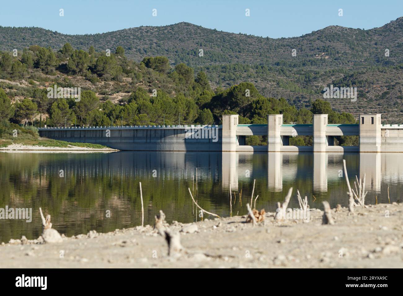 Mur de soutènement du réservoir de Beniarrs avec les portes ouvertes et le niveau d'eau bas dans le lac en raison du changement climatique, Espagne Banque D'Images