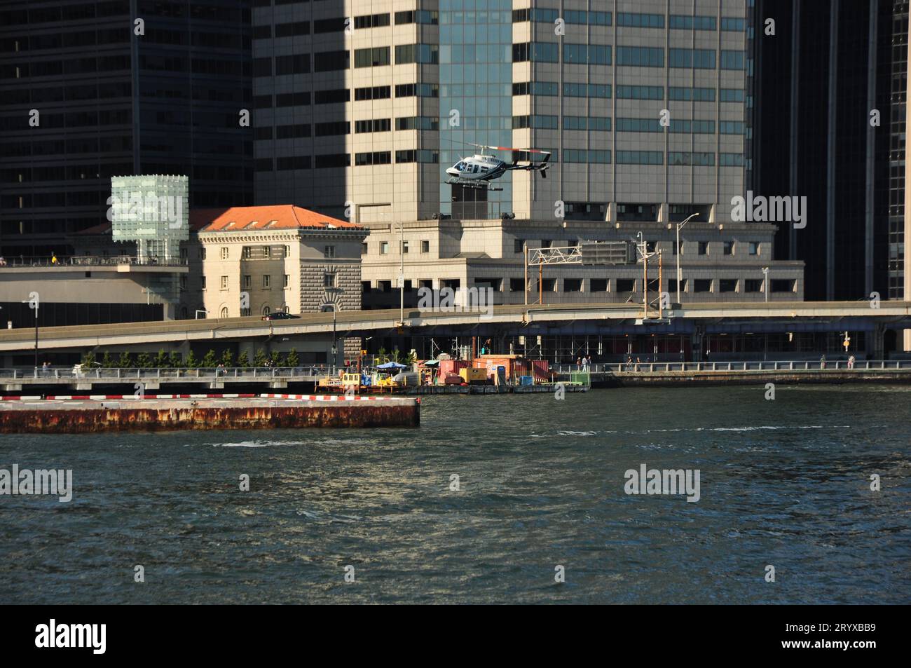 Hélicoptère survolant les rives de l'Hudson River à New York Banque D'Images