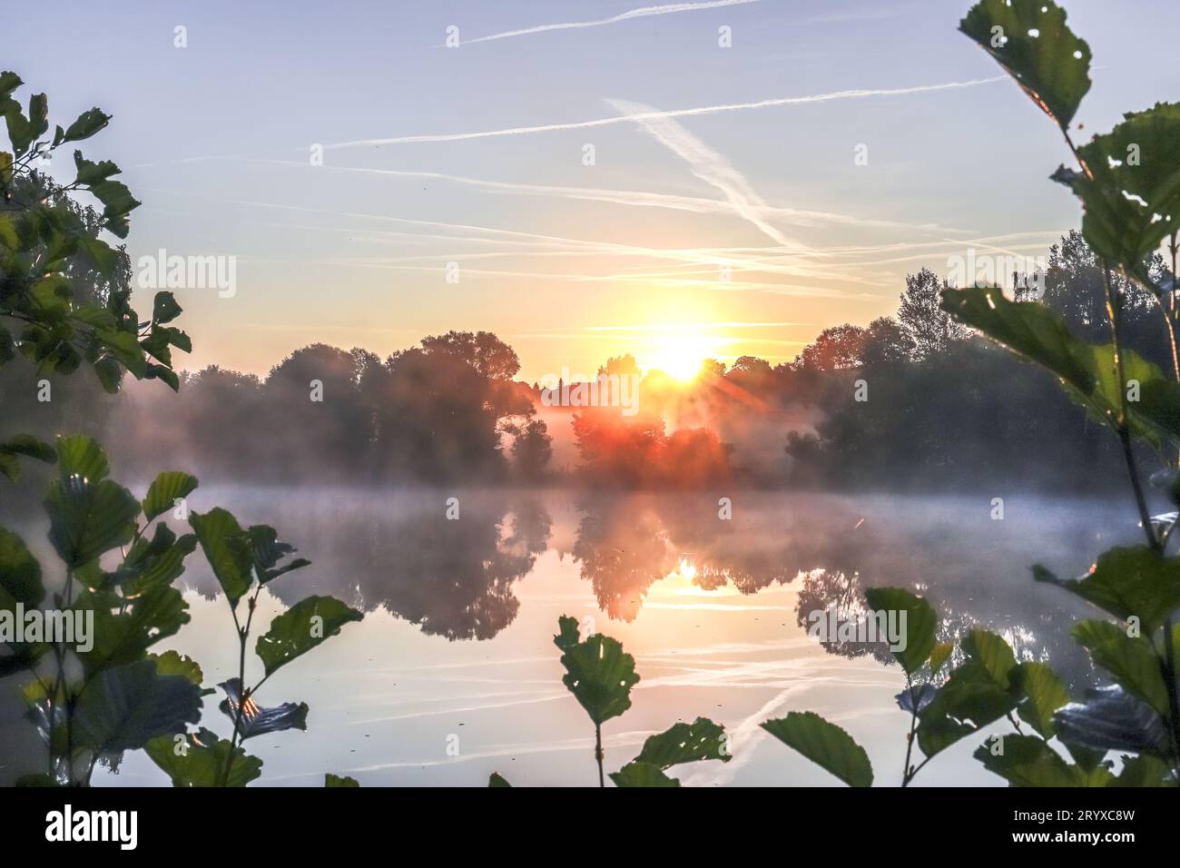 Coucher de soleil enchanteur : reflet de la nature dans un lac pittoresque Banque D'Images
