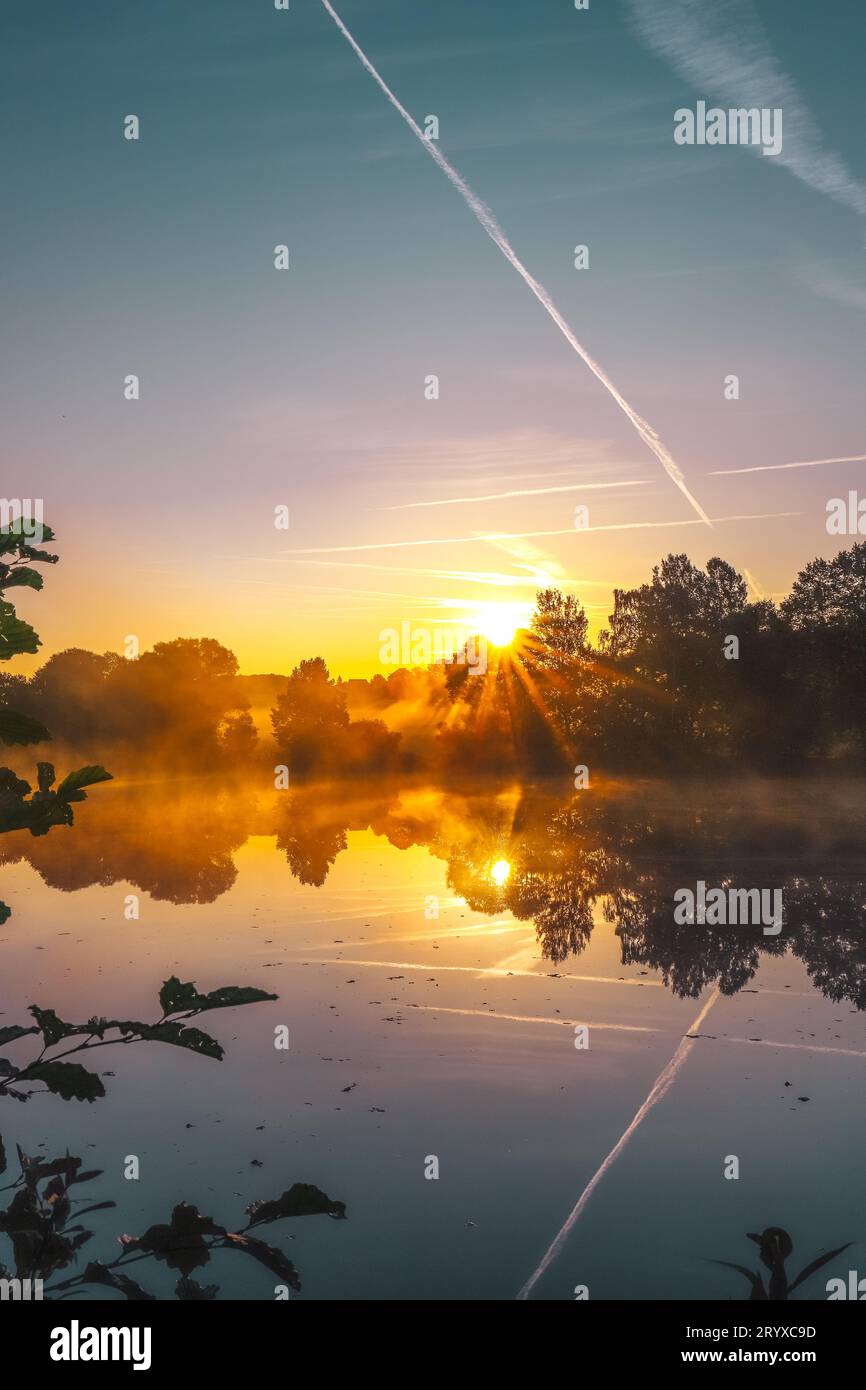 Coucher de soleil enchanteur : reflet de la nature dans un lac pittoresque Banque D'Images