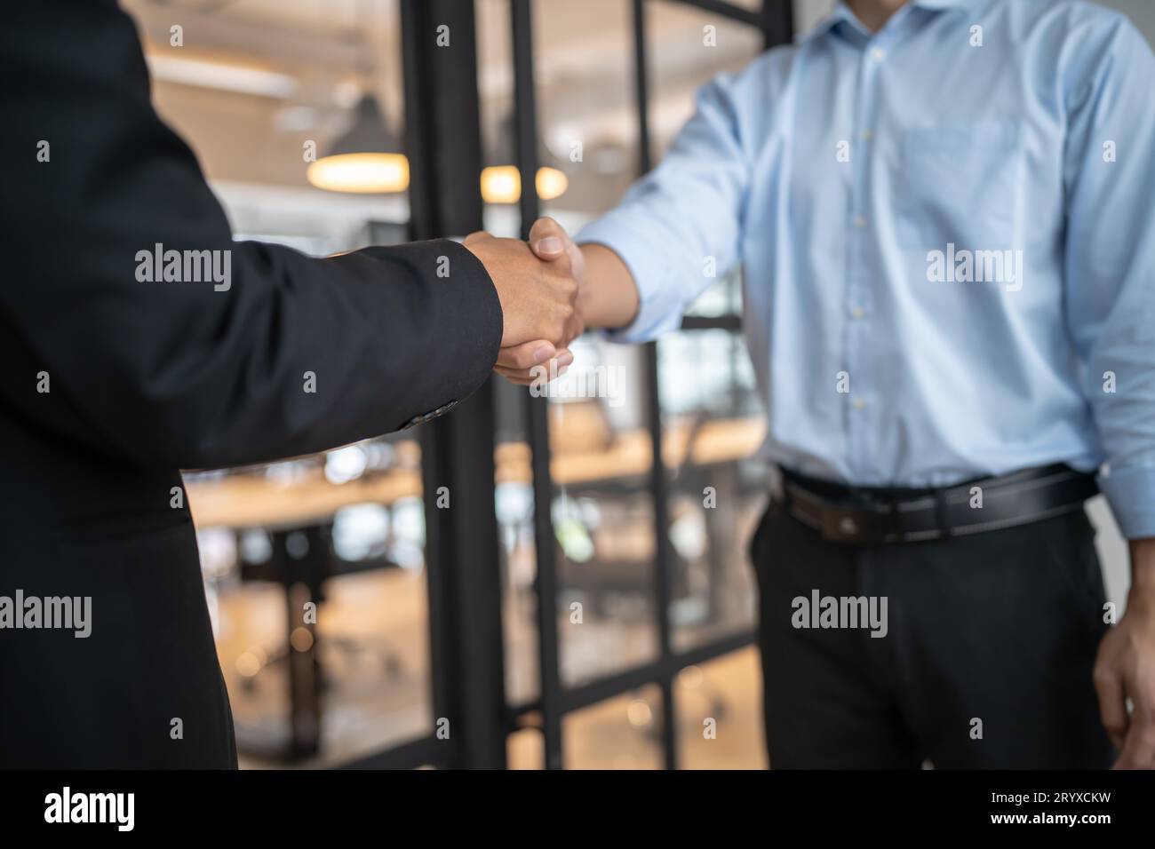 Avocat Conseiller juridique Homme d'affaires se serrant la main réussi à conclure un accord. poignée de main mans. Concept de réunion de partenariat d'affaires. Banque D'Images