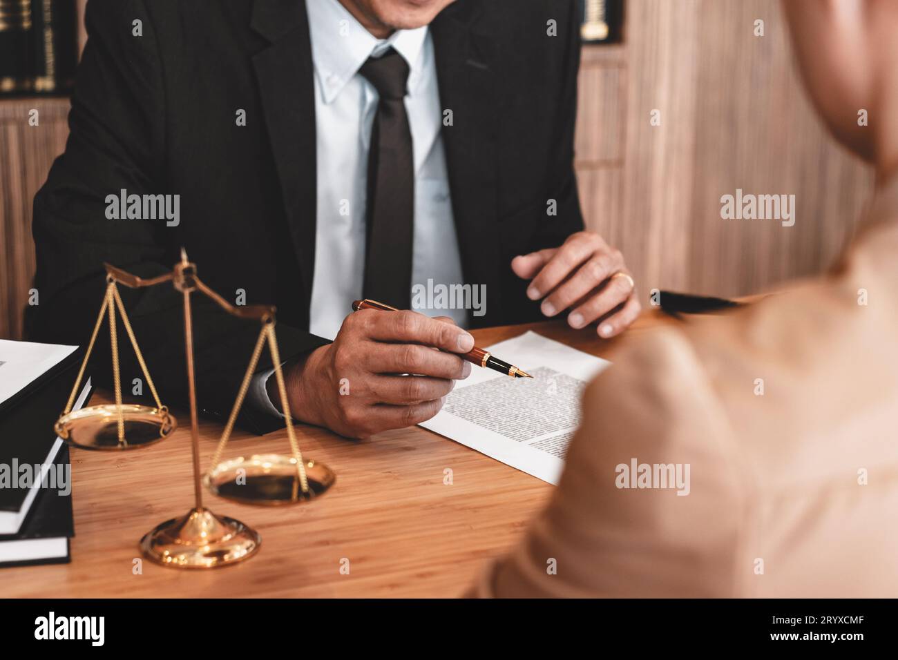 Conseiller juridique présente au client un contrat signé avec marteau et juridique la loi. La justice et avocat concept. Banque D'Images