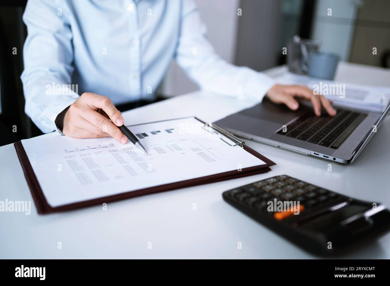 Femme asiatique travaillant à l'aide d'un ordinateur portable computerÂ mains tapant sur le clavier. Travailler au bureau investisseur professionnel travaillant nouveau St Banque D'Images