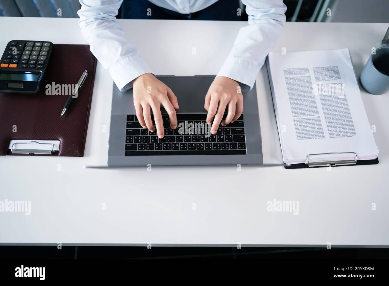 Femme asiatique travaillant à l'aide d'un ordinateur portable computerÂ mains tapant sur le clavier. Travailler au bureau investisseur professionnel travaillant nouveau St Banque D'Images