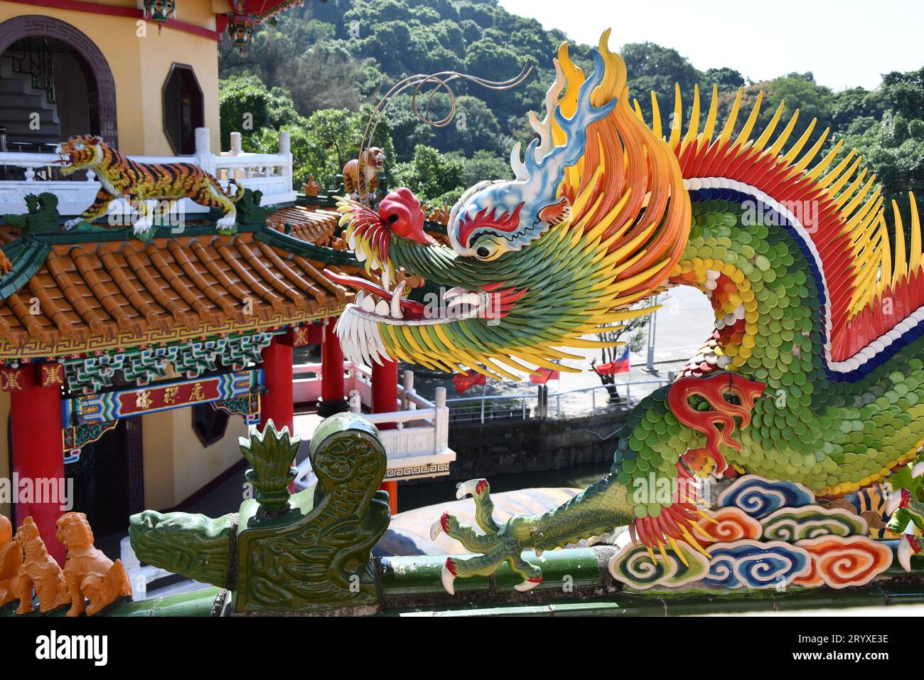 Décoration de dragon sur le toit d'un temple à Lotus Pond à Kaohsiung, Taïwan Banque D'Images
