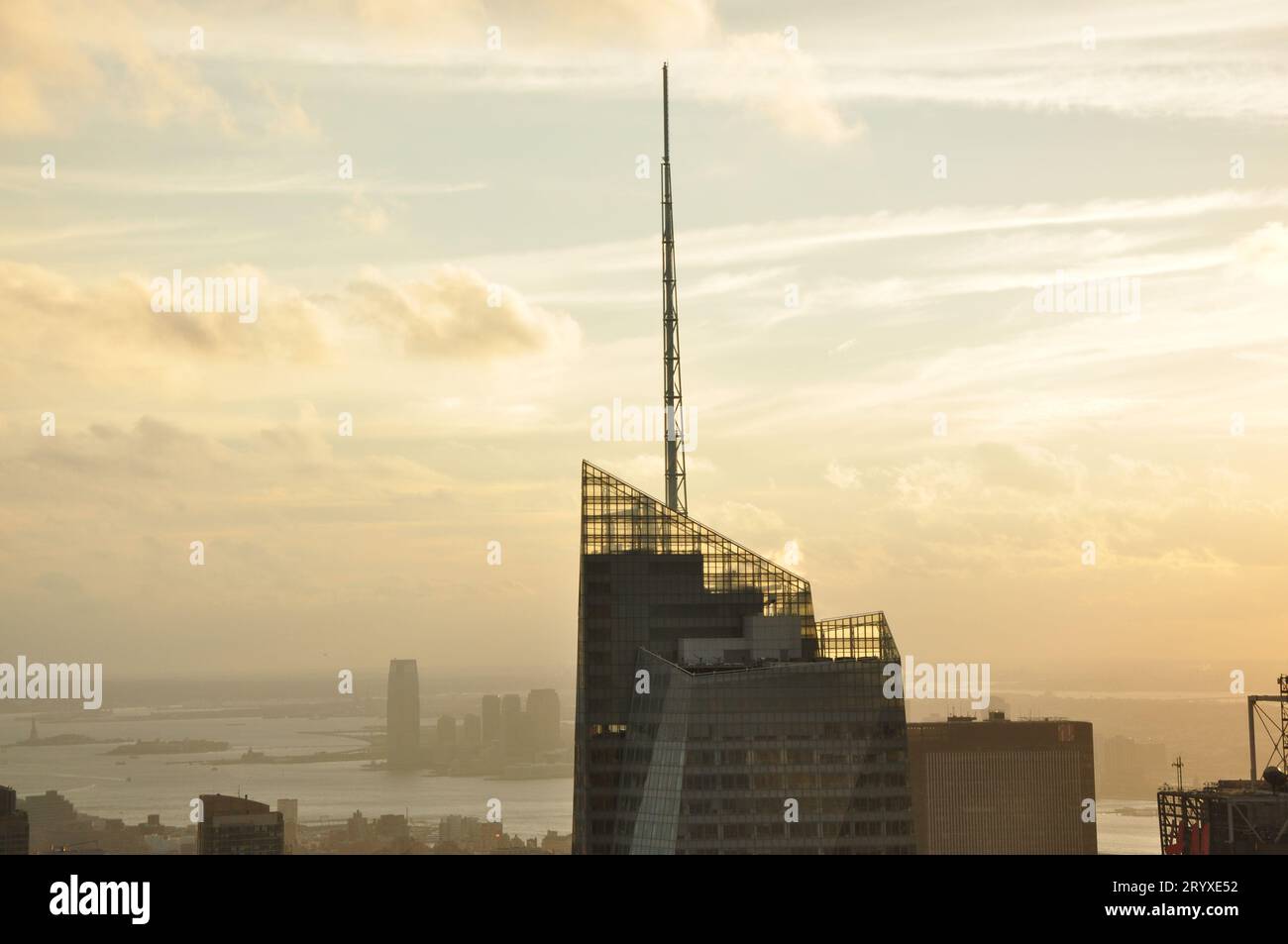 Magnifique toit de gratte-ciel capturé au lever du soleil à New York Banque D'Images
