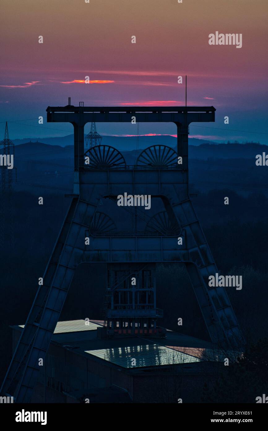 Plan vertical d'une tour de tête après le coucher du soleil à Halde Hoheward à Herten, Allemagne Banque D'Images