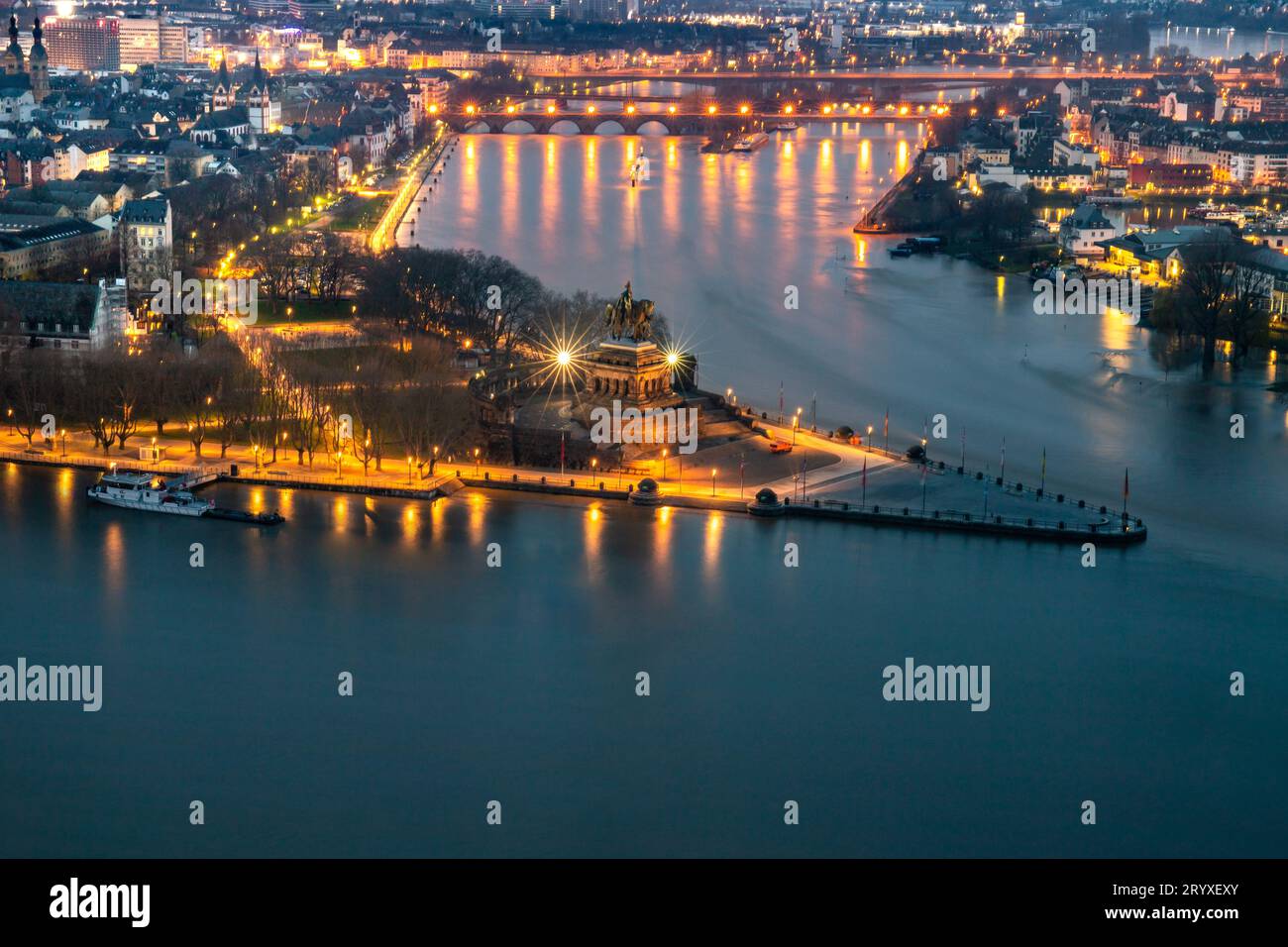 Lumières de la ville à l'aube : German Corner et Koblenz Panorama Banque D'Images