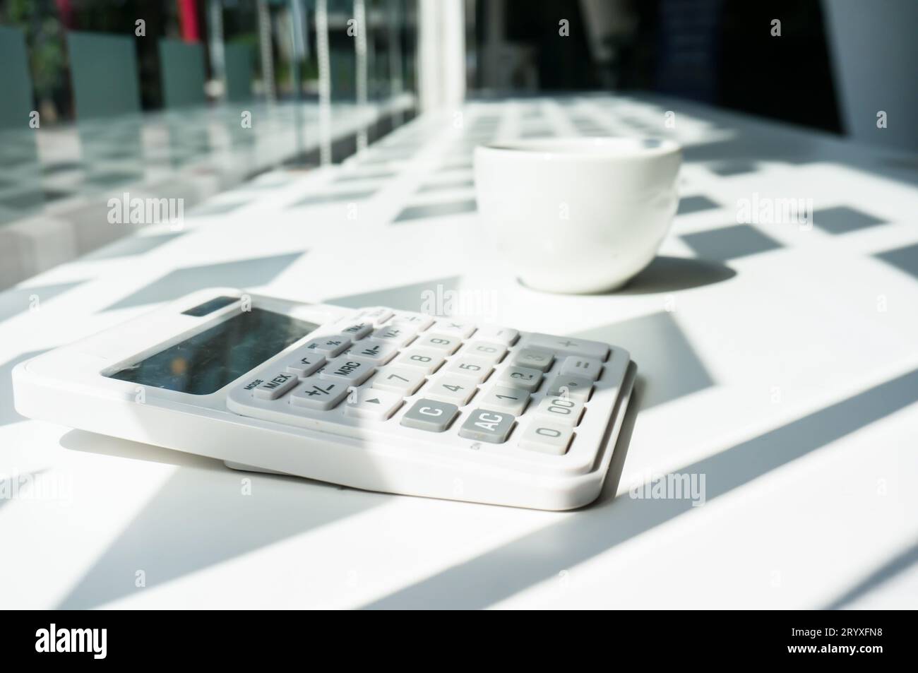 Calcul des coûts économie de budget et concept d'investissement analyse des graphiques d'investissement et calculatrice Comptabilité Banque D'Images