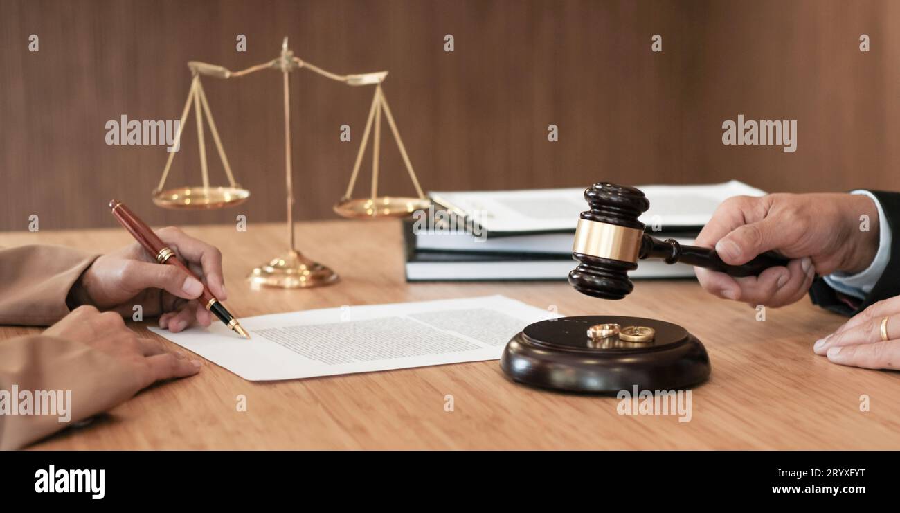 Le juge Gavel décidant du divorce de mariage signant des papiers. concept d'avocat. Banque D'Images