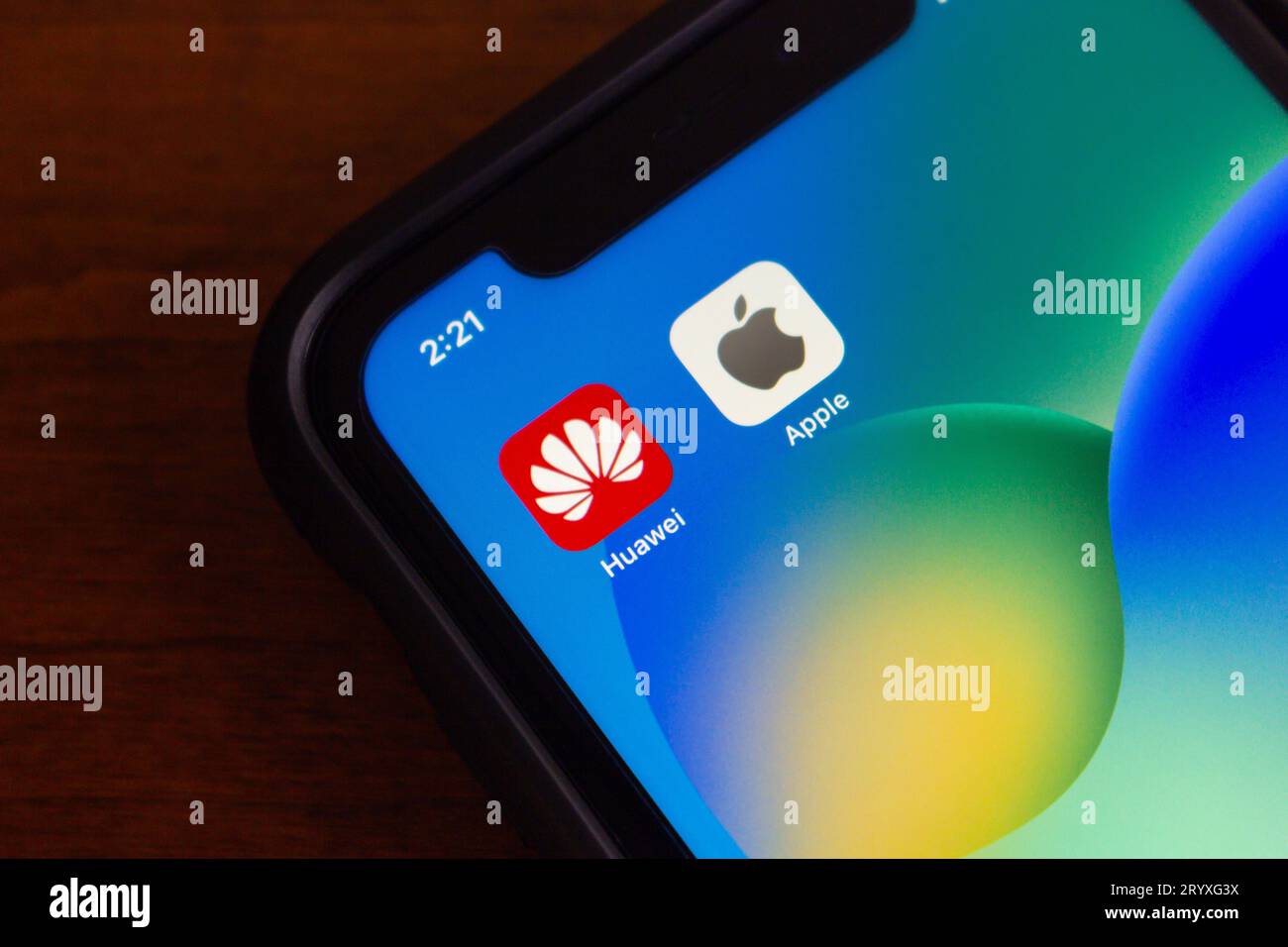 Vancouver, CANADA - Sep 27 2023 : icônes de Huawei et Apple vues sur l'écran de l'iPhone. Deux grandes entreprises dans smartphone et concept de l'industrie de la technologie Banque D'Images