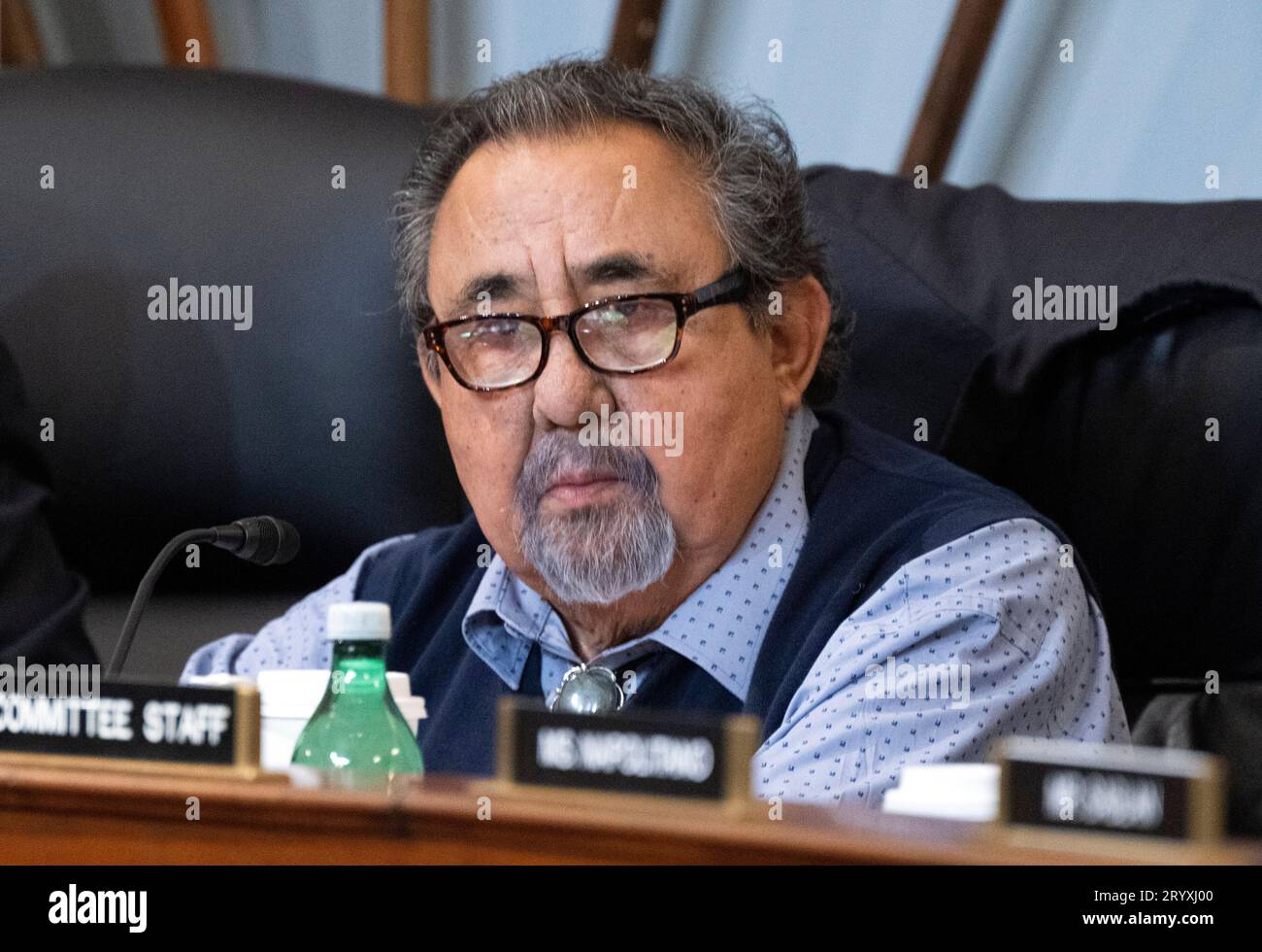 Le représentant des États-Unis, Raul Grijalva (démocrate de l'Arizona), membre du classement du Comité de la Chambre des représentants des États-Unis sur les ressources naturelles, fait sa déclaration liminaire lors de l'audition « détruire Americas Best Idea: examen du Biden Administrations utilisation des terres du service des parcs nationaux pour les migrants Camps dans le Longworth House Office Building sur Capitol Hill à Washington, DC le mercredi 27 septembre 2023. Le problème est le projet d'abri pour migrants à Floyd Bennett Field, un aérodrome dans le quartier de Marine Park au sud-est de Brooklyn à New York, New York. Crédit : Ron Sachs/CNP pour NY Post (RESTREINDRE Banque D'Images