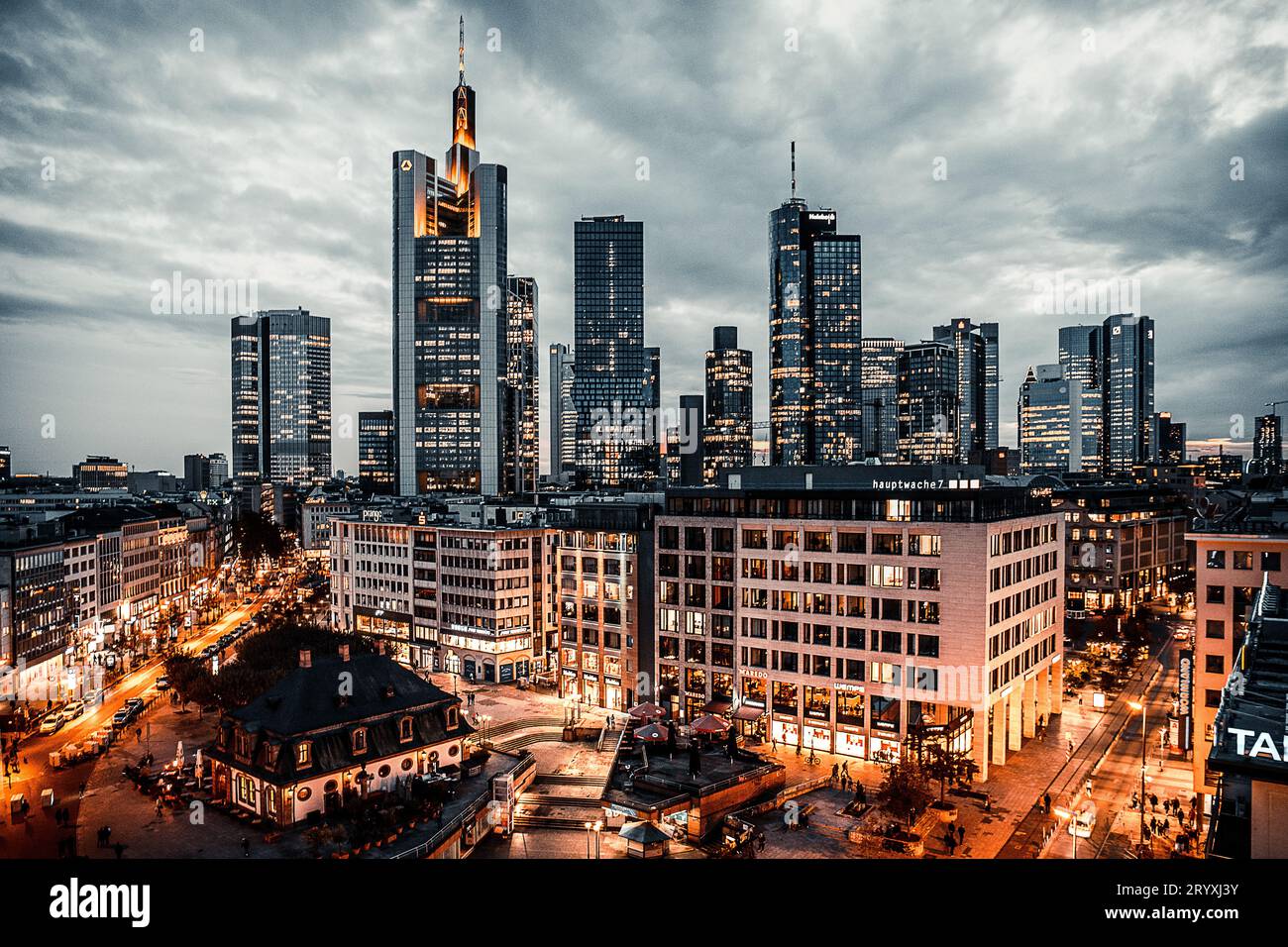 Silhouette embrassée par le soleil : Skyline de Francfort dans le soir lueur Banque D'Images