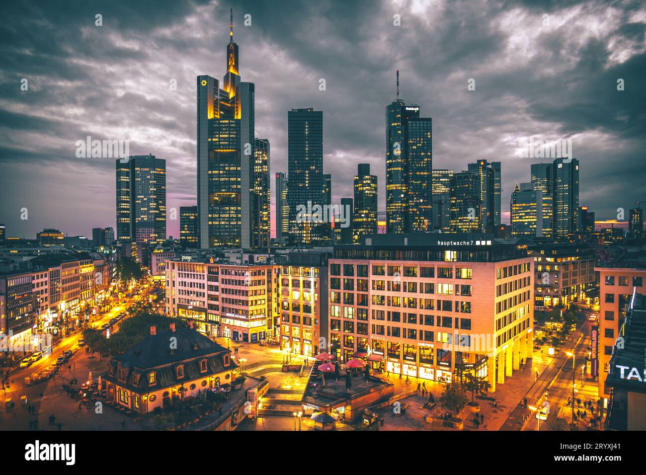 Silhouette embrassée par le soleil : Skyline de Francfort dans le soir lueur Banque D'Images