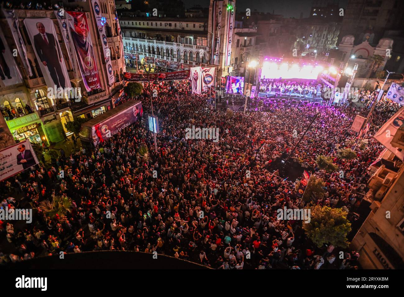 Le Caire, Égypte. 02 octobre 2023. Les partisans du président égyptien Abdel Fattah al-Sisi célèbrent sur la place El Korba, après qu'il ait annoncé qu'il se présenterait pour un troisième mandat, avant l'élection présidentielle de 2024, prévue pour décembre. Crédit : Sayed Hassan/dpa/Alamy Live News Banque D'Images