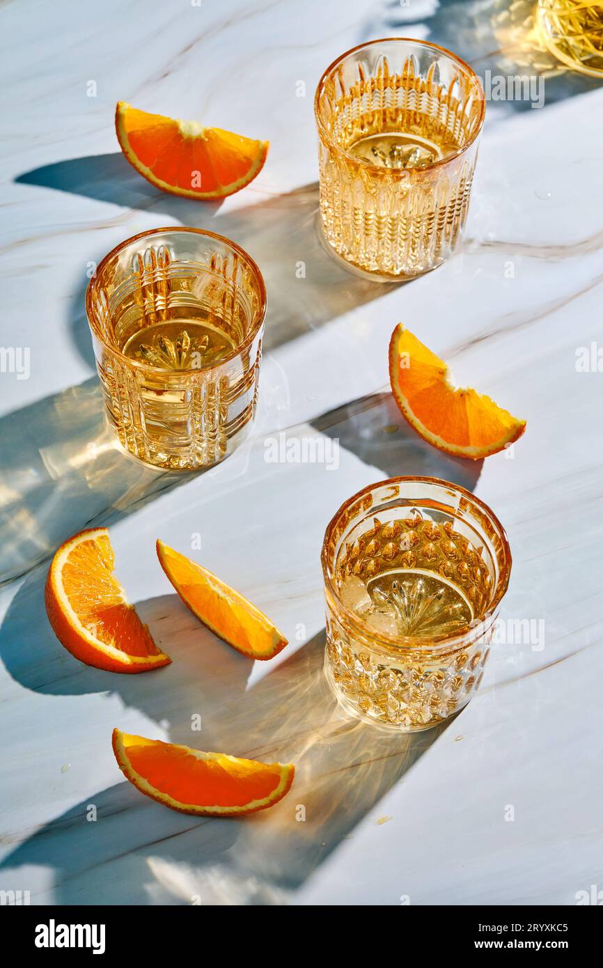 Boisson estivale avec glace et oranges, limonade, cocktail alcoolisé ou non. Banque D'Images
