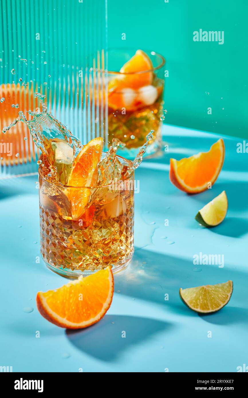 Boisson estivale avec glace et oranges, limonade, cocktail alcoolisé ou non. Banque D'Images