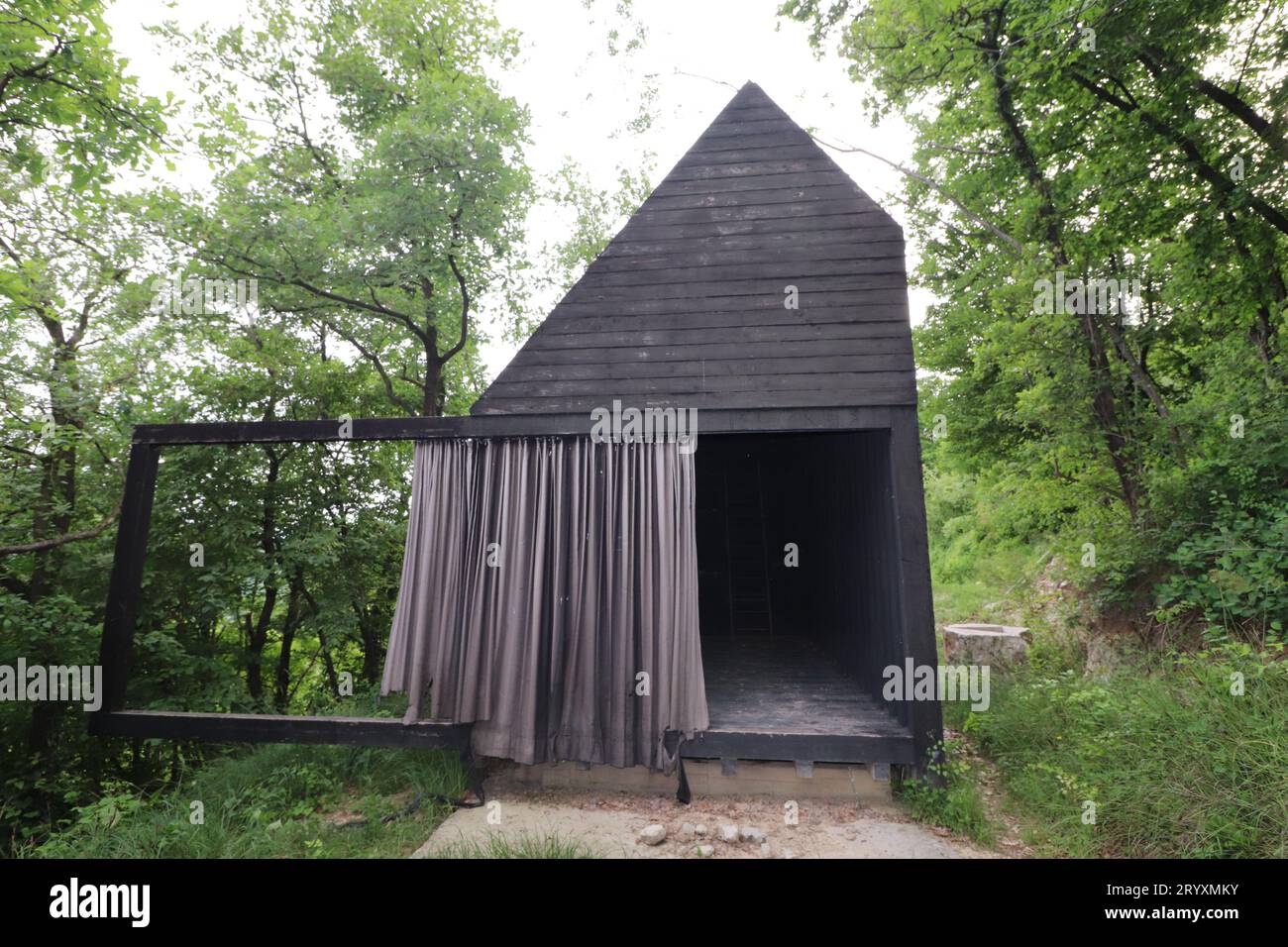 Temple du Silence, structure en bois noir pour la méditation à Botticino, Brescia, Italie Banque D'Images