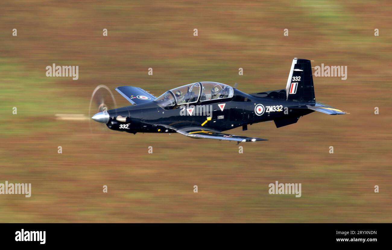 Royal Air Froce Texan de la RAF Valley formation de vol à basse altitude au pays de Galles Banque D'Images
