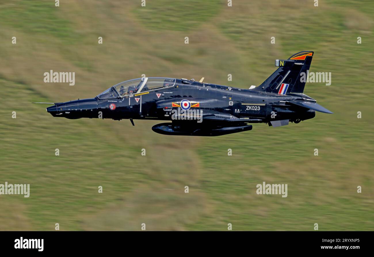 Royal Air Force Hawk T2, sur une sortie volante à basse altitude dans la région de Mach Loop au pays de Galles Banque D'Images