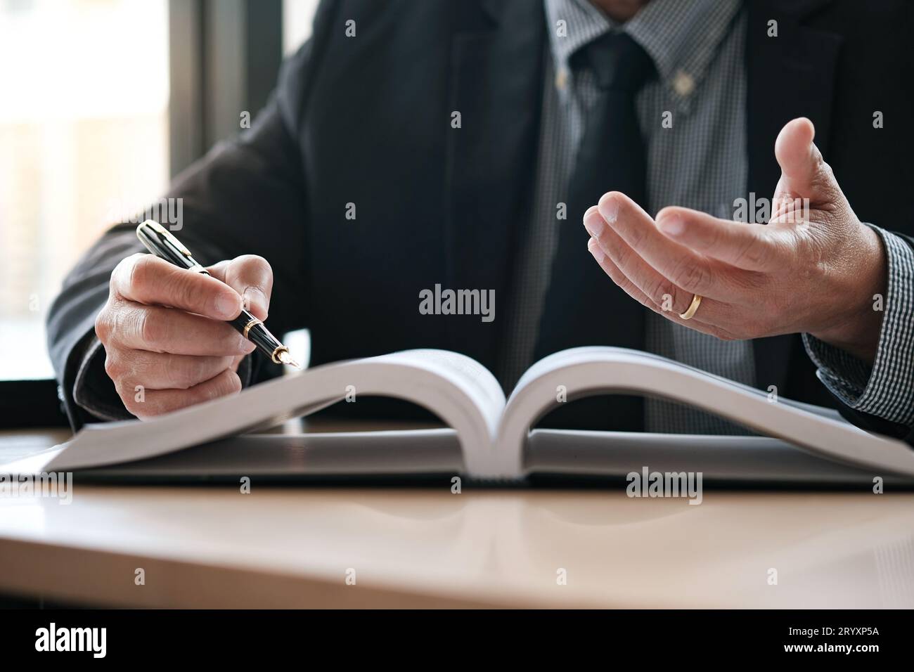 Conseiller juridique présente au client un contrat signé avec marteau et juridique la loi. La justice et avocat concept. Banque D'Images