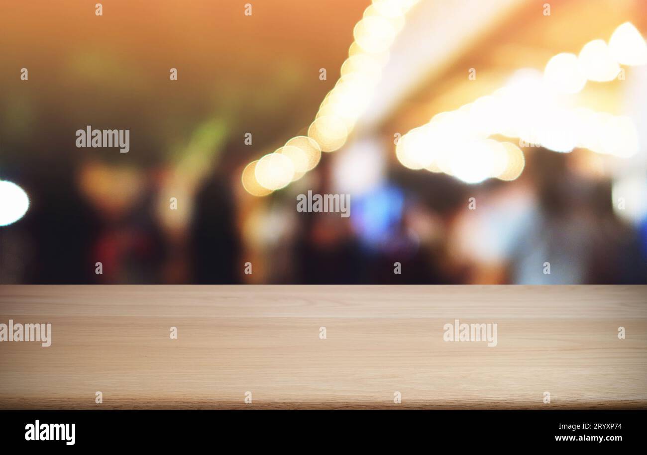 Table en bois sombre vide devant le fond abstrait flou de bokeh du restaurant. peut être utilisé pour l'affichage ou le montage de votre pr Banque D'Images Table en bois sombre vide devant le fond abstrait flou de bokeh du restaurant. peut être utilisé pour l'affichage ou le montage de votre pr Banque D'Images