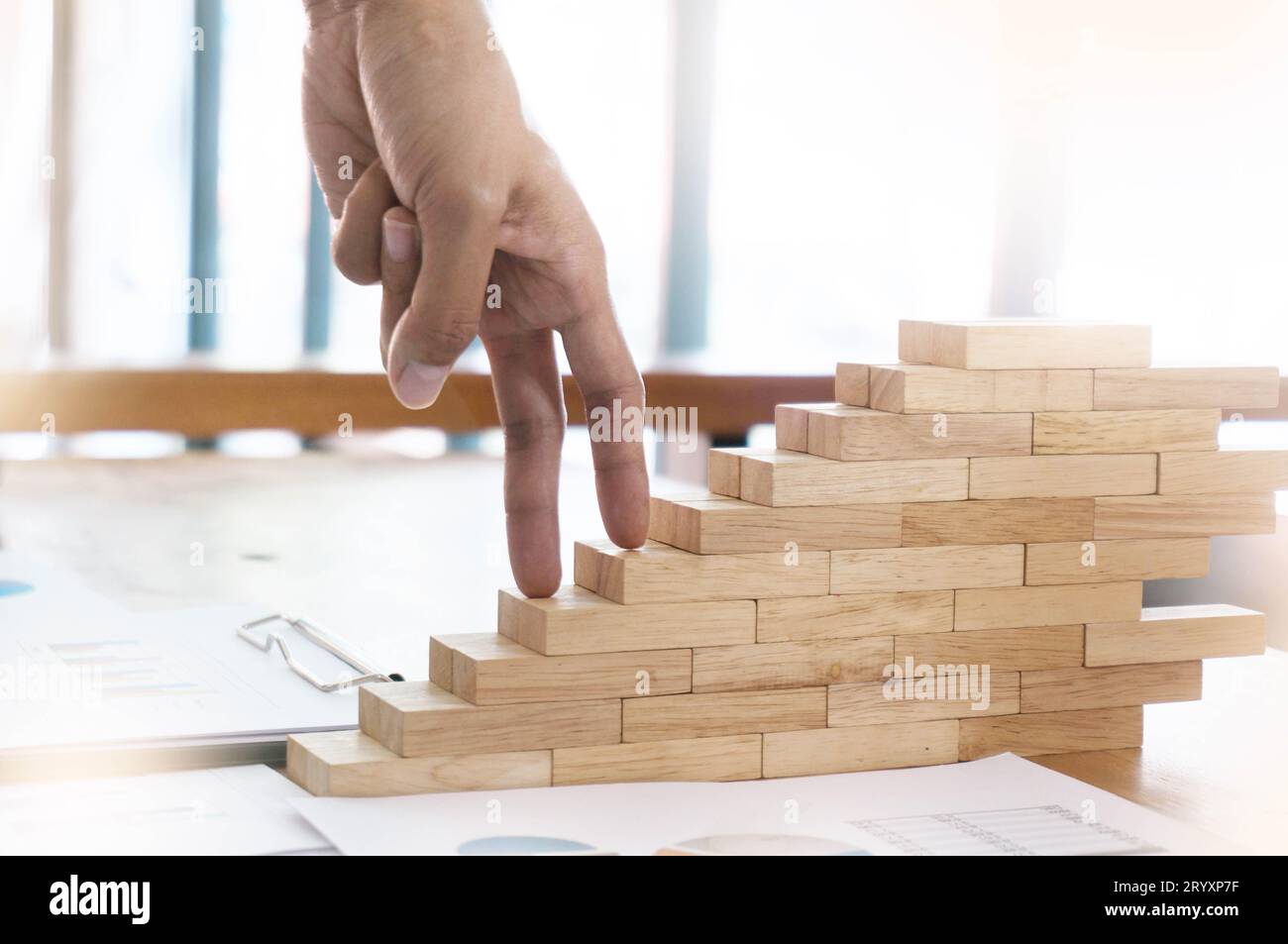Concept de succès avec la main de femme d'affaires montant des escaliers en bloc en bois dans Business concept Banque D'Images