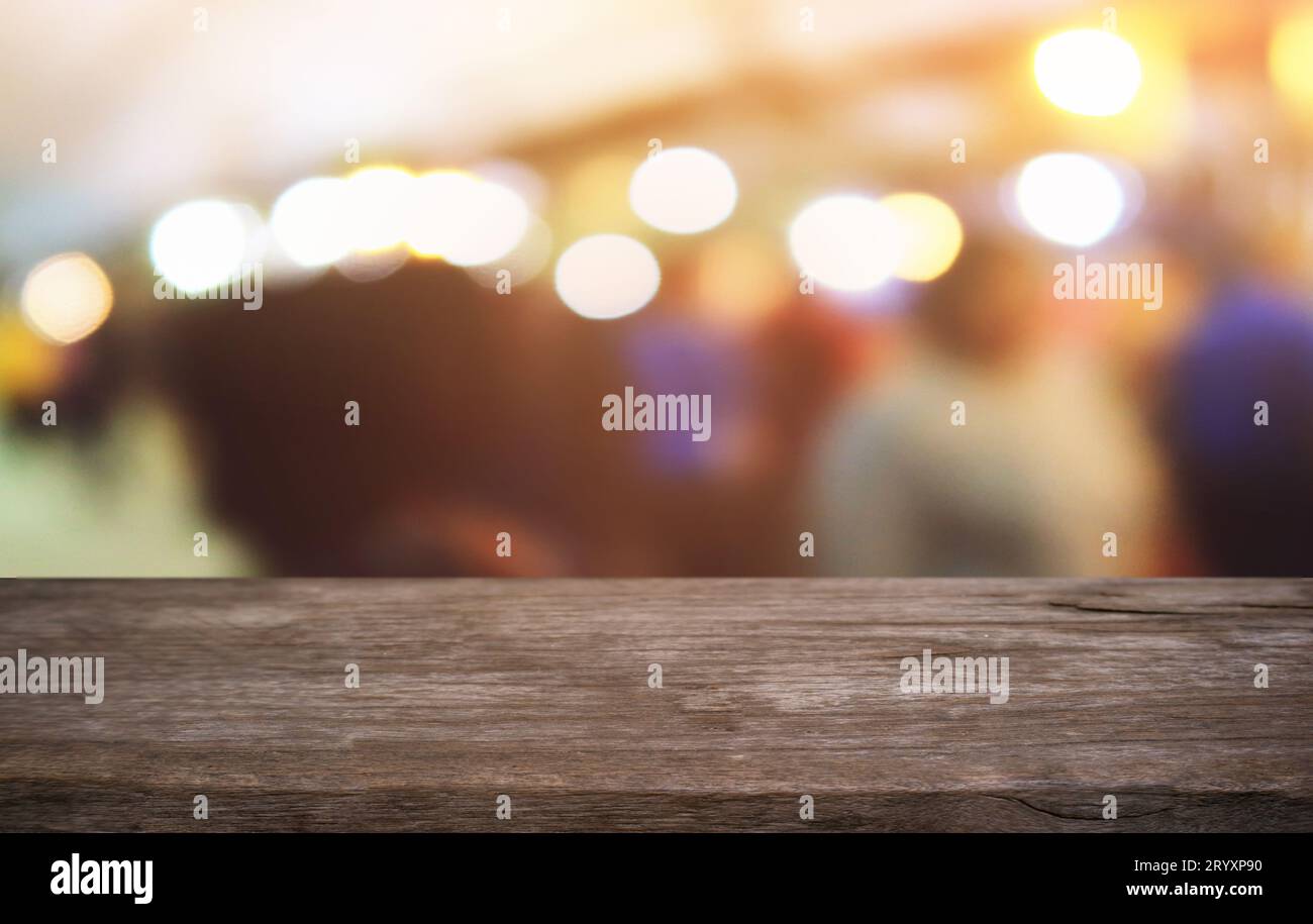 Table en bois sombre vide devant le fond abstrait flou de bokeh du restaurant. peut être utilisé pour l'affichage ou le montage de votre pr Banque D'Images Table en bois sombre vide devant le fond abstrait flou de bokeh du restaurant. peut être utilisé pour l'affichage ou le montage de votre pr Banque D'Images