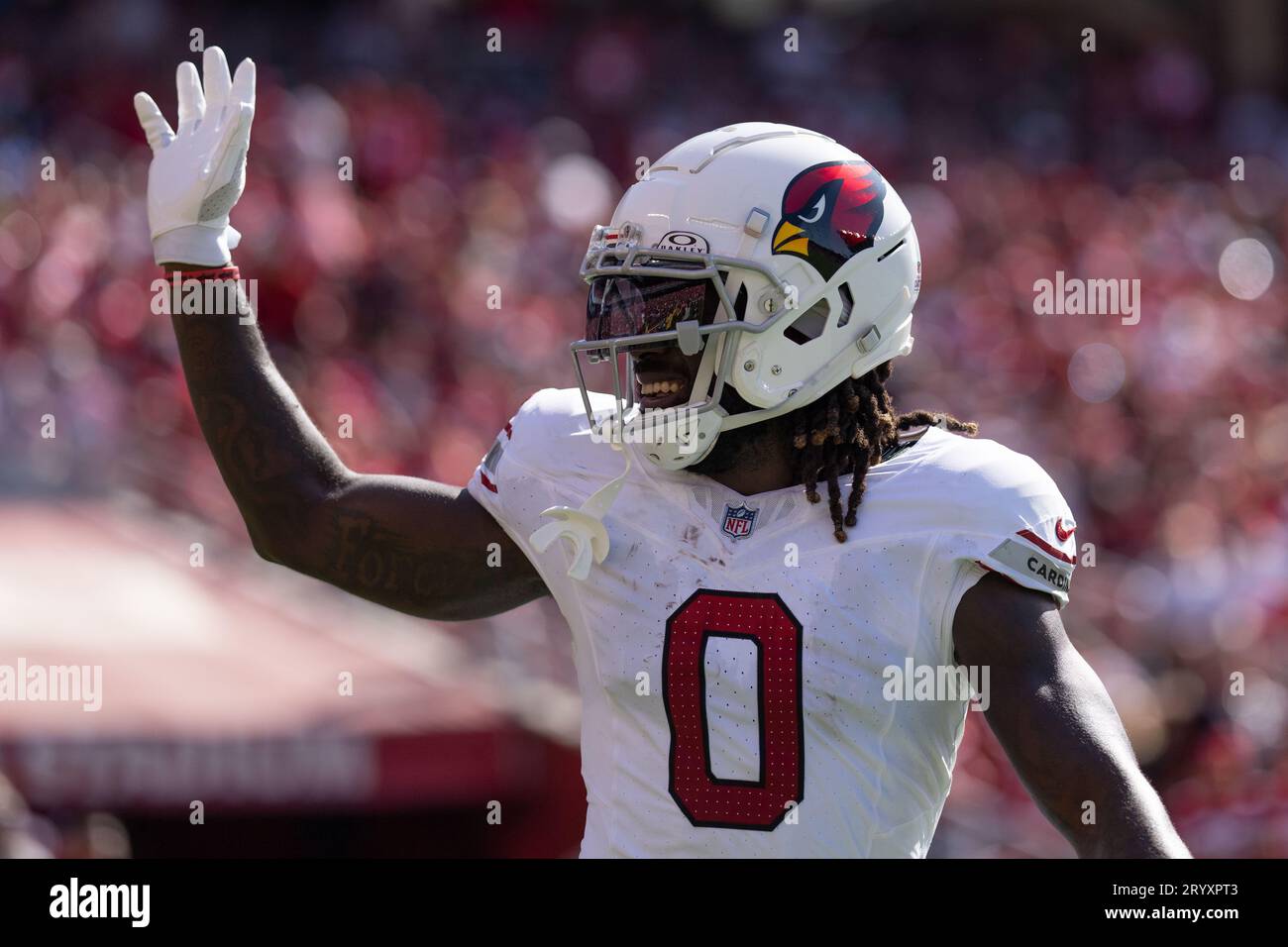 1er octobre 2023 ; Santa Clara, CALIFORNIE, États-Unis ; le receveur des Arizona Cardinals Wide Zach Pascal (0) fait des vagues à la foule lors du deuxième quart-temps contre les 49ers de San Francisco au Levi’s Stadium. (Stan Szeto/image du sport) Banque D'Images