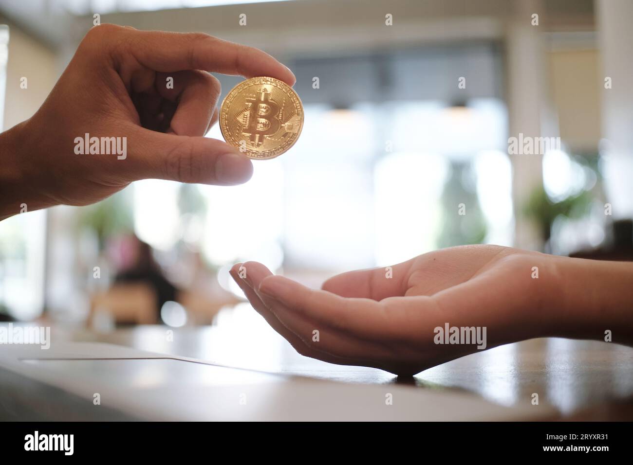 Homme d'affaires donnant Golden bitcoin Finance et concept technologique. Banque D'Images