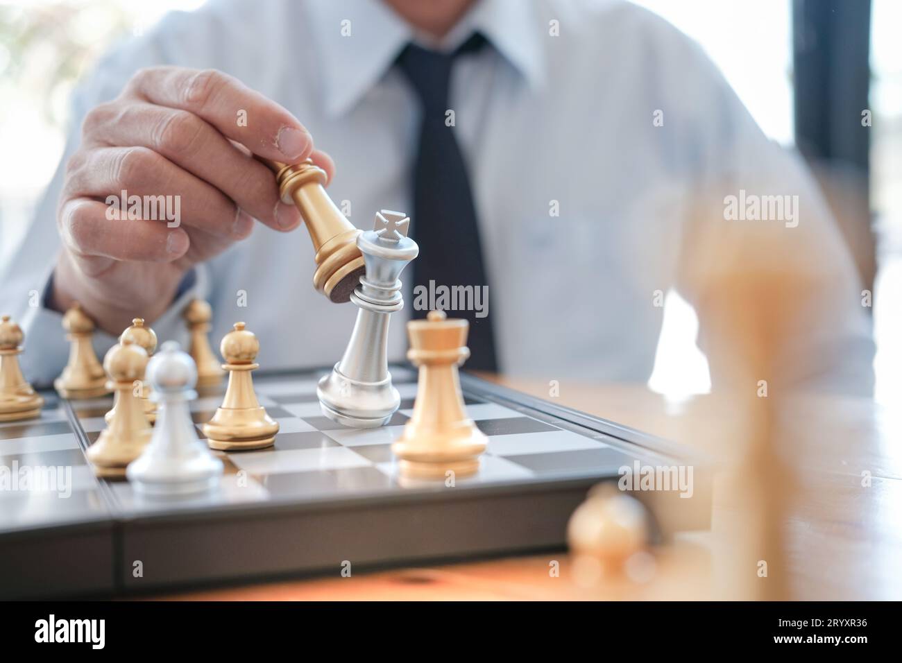 Homme d'affaires jouer avec jeu d'échecs. concept de gestion du succès de la stratégie d'entreprise et défi tactique. Banque D'Images