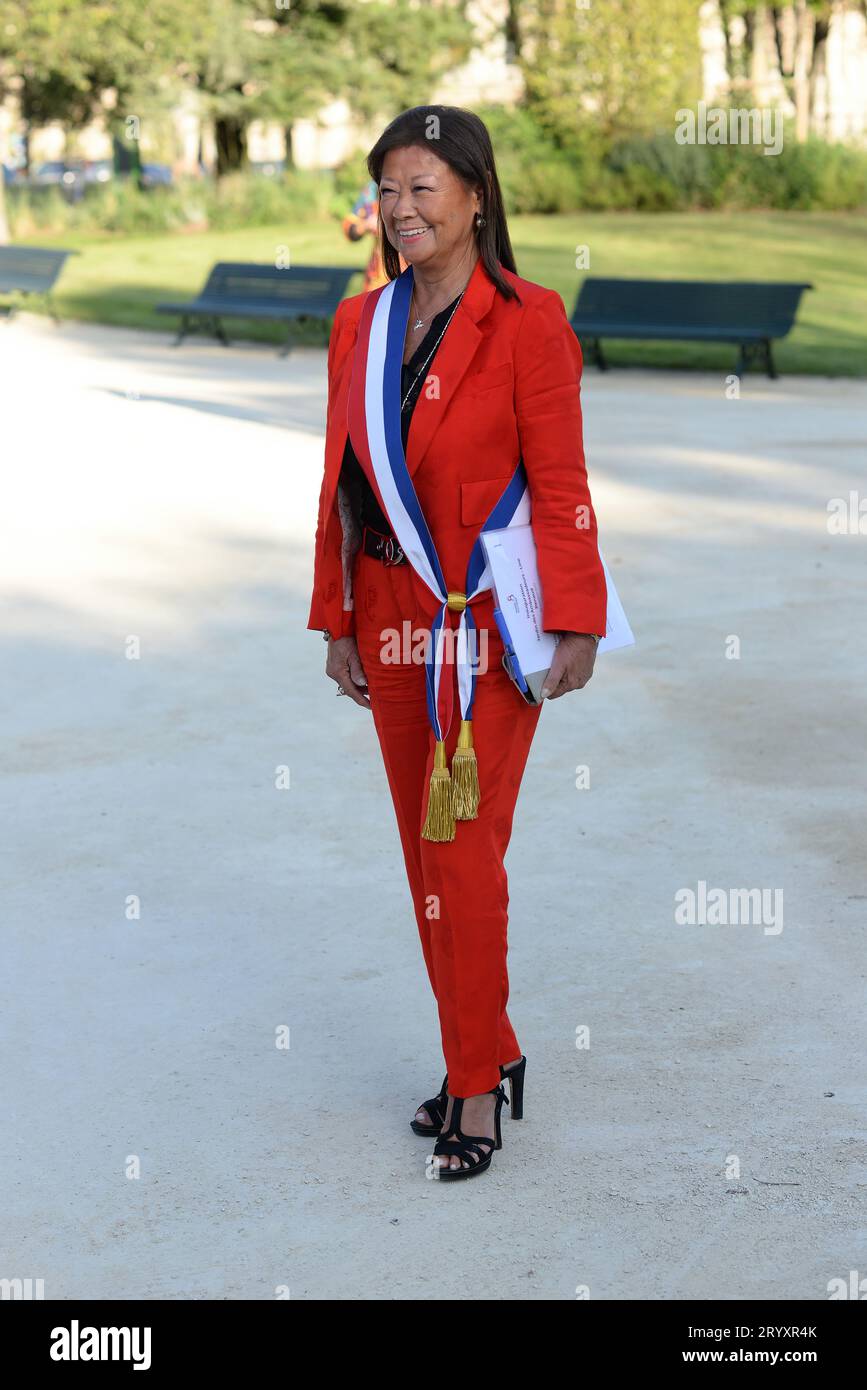 Inauguration du jardin des ambassadeurs 'Line Renaud' en présence de cette dernière très heureuse en compagnie de Brigitte Macron et d'Anne Hidalgo Banque D'Images
