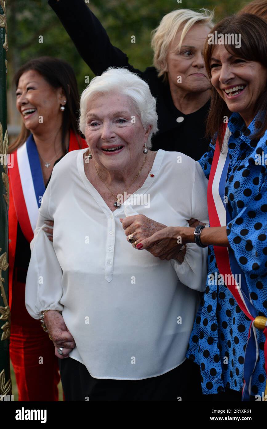 Inauguration du jardin des ambassadeurs 'Line Renaud' en présence de cette dernière très heureuse en compagnie de Brigitte Macron et d'Anne Hidalgo Banque D'Images