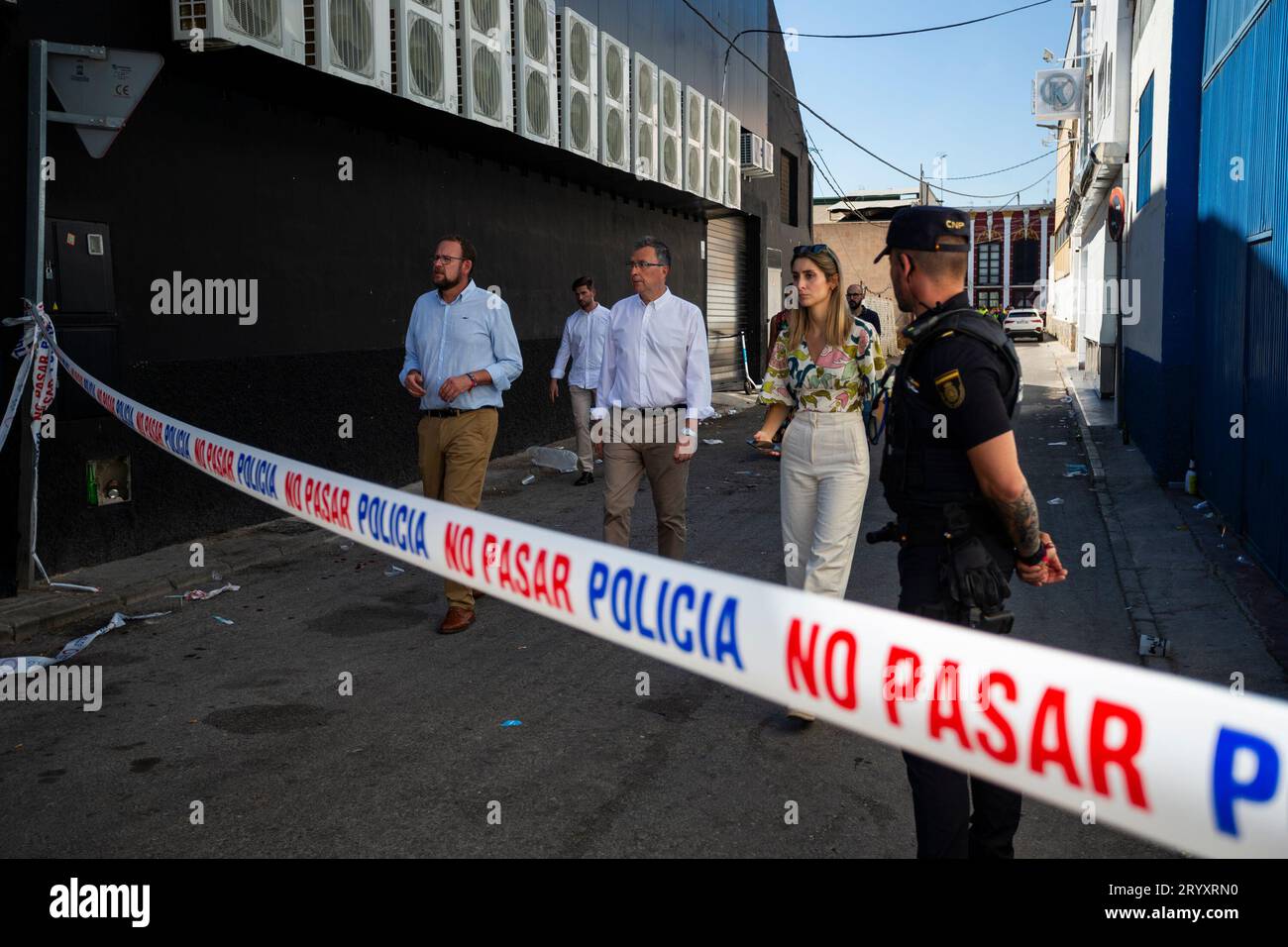 Murcie octobre 1, 2023 : dans le centre le maire de Murcie Jose Ballesta allemand, s'éloignant de la scène de l'incendie, incendie au Teatre Discoteca F Banque D'Images