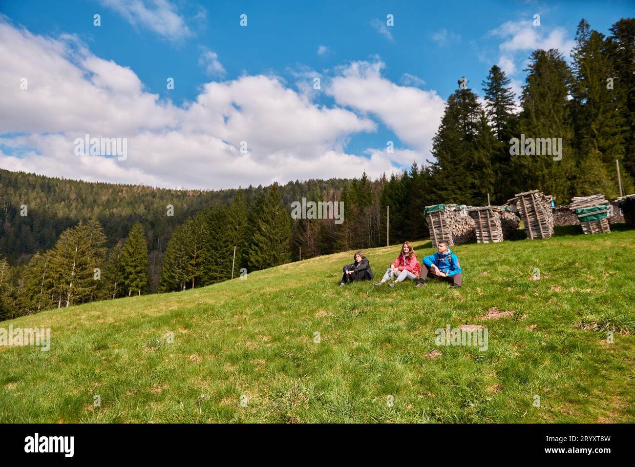 Jeune famille appréciant leurs vacances dans un parc national. Famille africaine marchant sur un sentier de montagne et s'amusant. Randonnée en famille en vacances, stand Banque D'Images