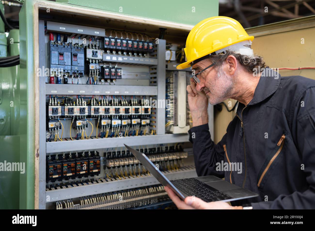 L'ingénieur principal inspecte le système électrique et répare le système mécanique dans l'armoire de commande de la machine. pour que th Banque D'Images