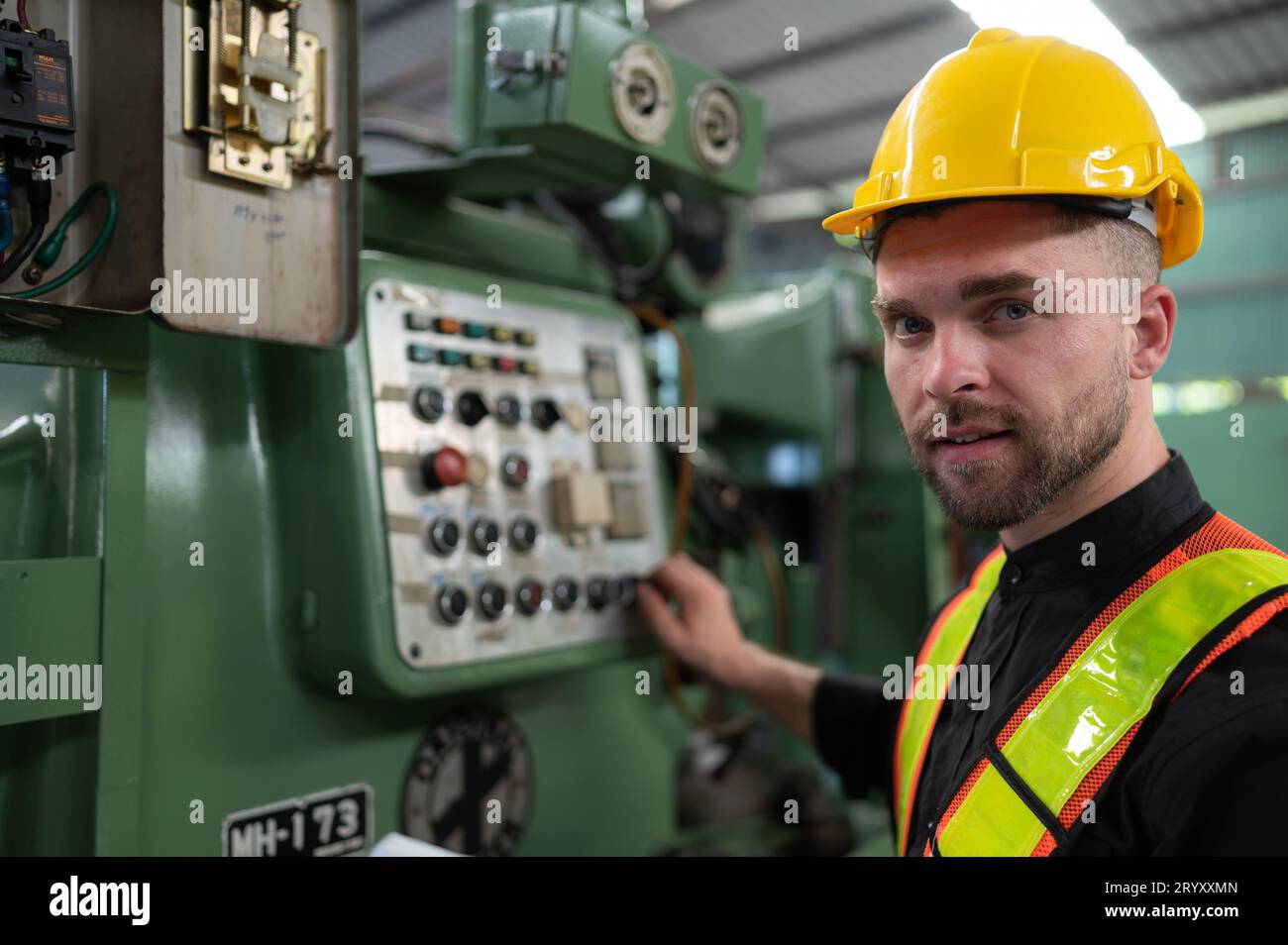 L'ingénieur inspecte le système électrique et répare le système mécanique dans l'armoire de commande de la machine. pour le m Banque D'Images
