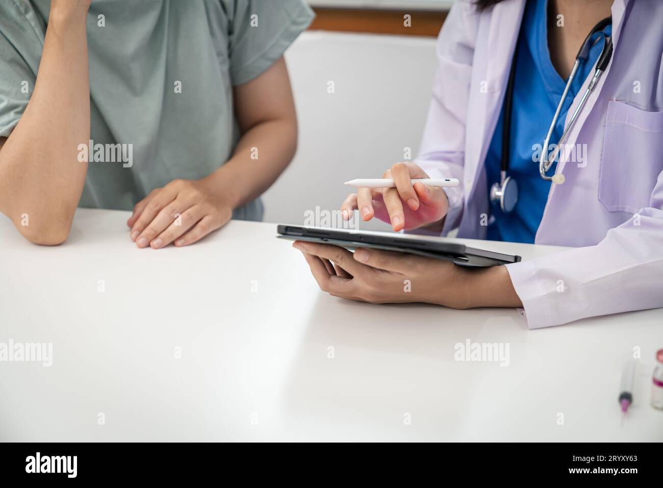 Santé médicale. Médecin professionnel en blouse blanche uniforme entretien consultant le patient rassurant son patient de sexe masculin aidant main. Banque D'Images