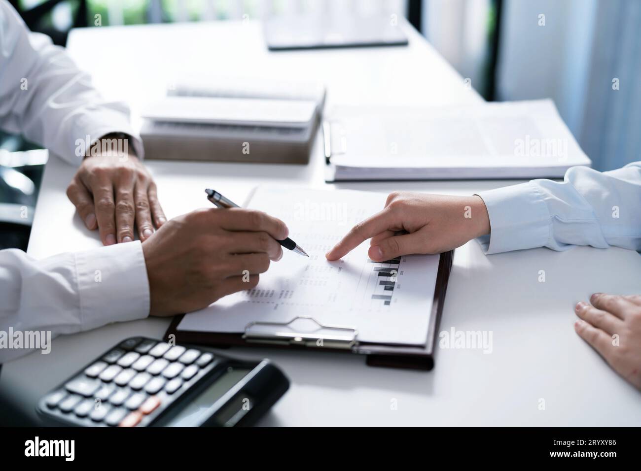 Gens d'affaires Réunion idées de conception investisseur professionnel travaillant nouveau projet de start-up. homme d'affaires et femme d'affaires travaillant t Banque D'Images