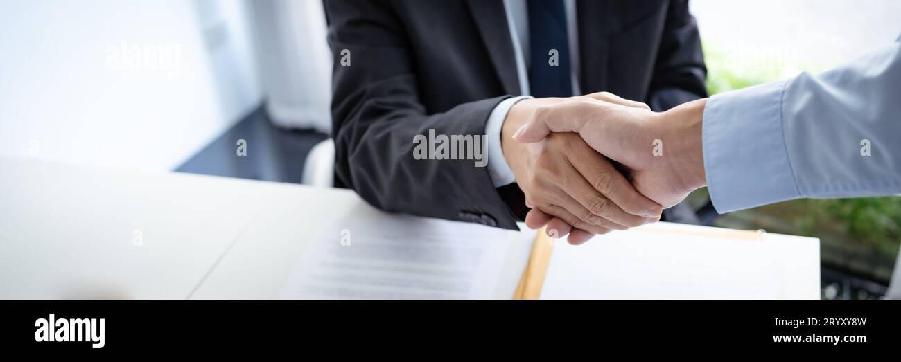 Avocat Conseiller juridique présente au client un contrat signé avec le marteau et le droit juridique. justice et avocat Partenariat d'affaires Banque D'Images