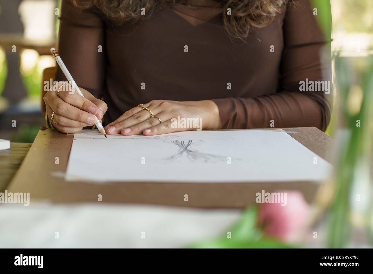 Dessin d'artiste au crayon. Femme dessinant sketchingÂ Art Painting pour les débutants hobby art thérapie Banque D'Images