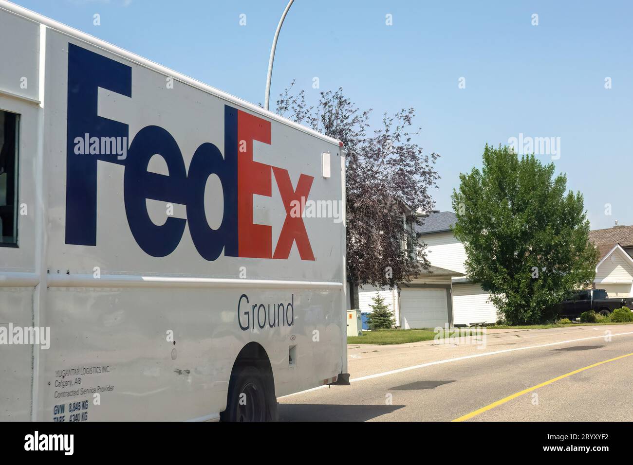 Calgary, Alberta, Canada. 20 juillet 2023. Un gros plan sur un logo FedEx sur un camion de livraison sur la route Banque D'Images