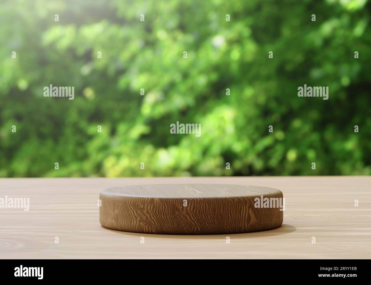 Podium d'affichage de produits en bois avec fond de feuilles vertes de nature floue. Pour une ou une seule présentation de produit. Nature et or Banque D'Images